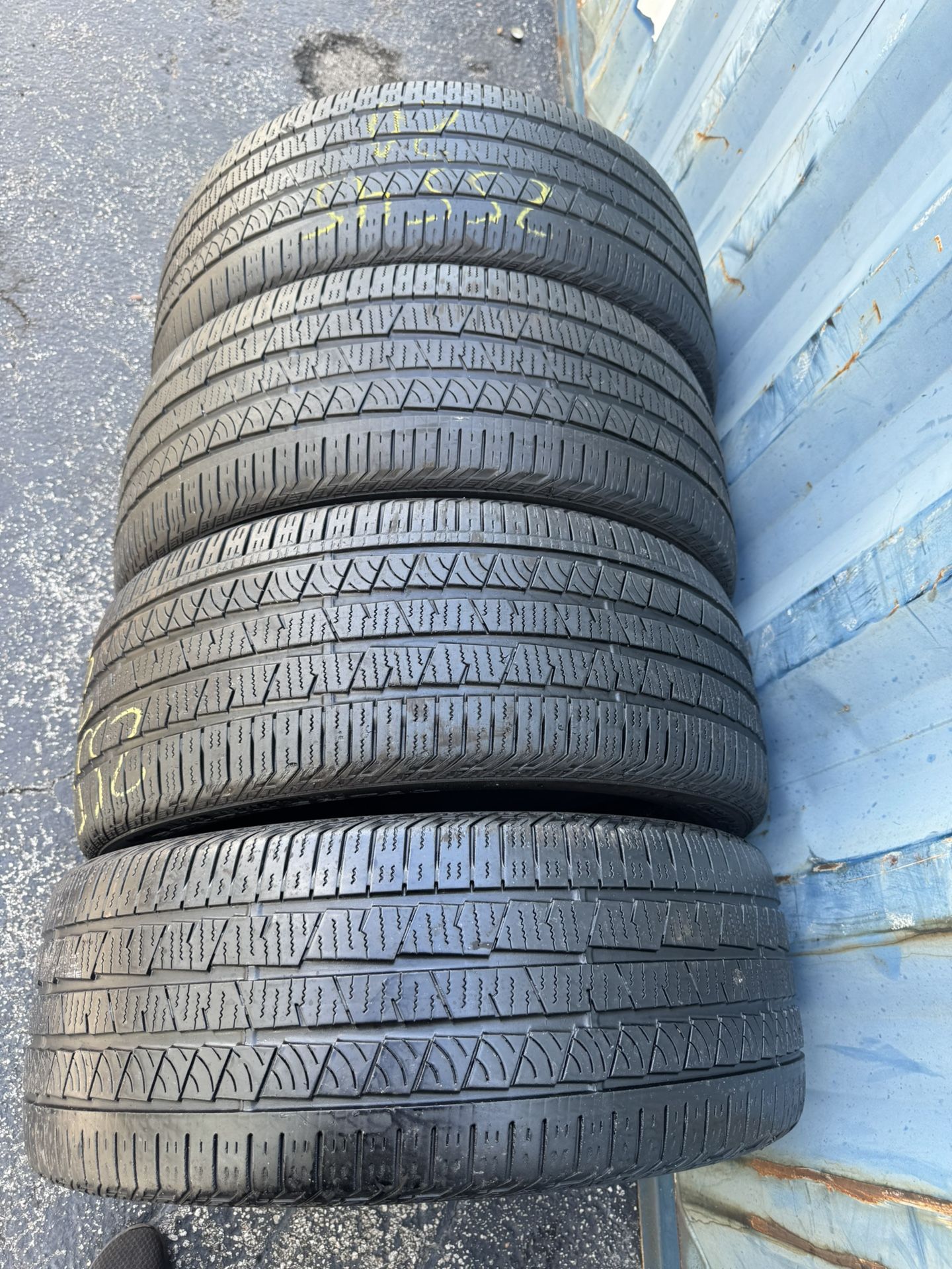 Set of 4 Nice Continental CrossContact 255/45/20 ( We Install & Balance)