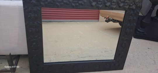 BEAUTIFUL 3' X 2.5' DECORATIVE HANGING MIRROR