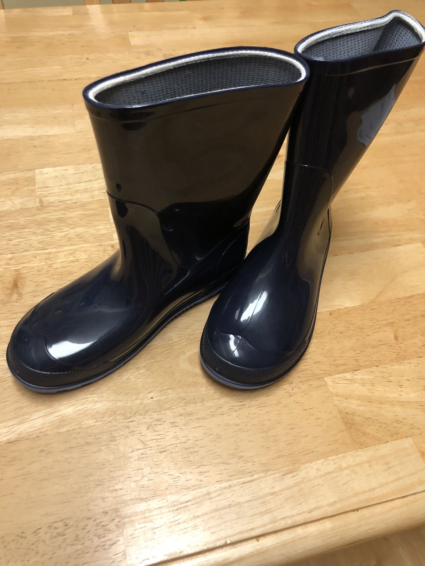 Boys rain boots size 2-3.