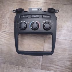 2001-07 Highlander Manual AC Climate Control Dash Bezel 84010-48180
Condition is "Used
