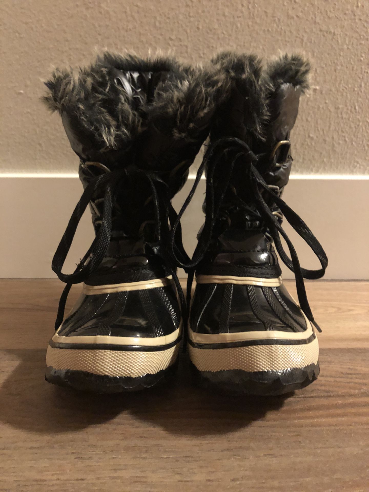 Women’s snow boots size 7 