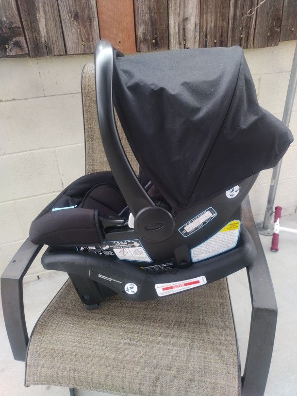 Graco Car Seat With Head And Arm Cushion