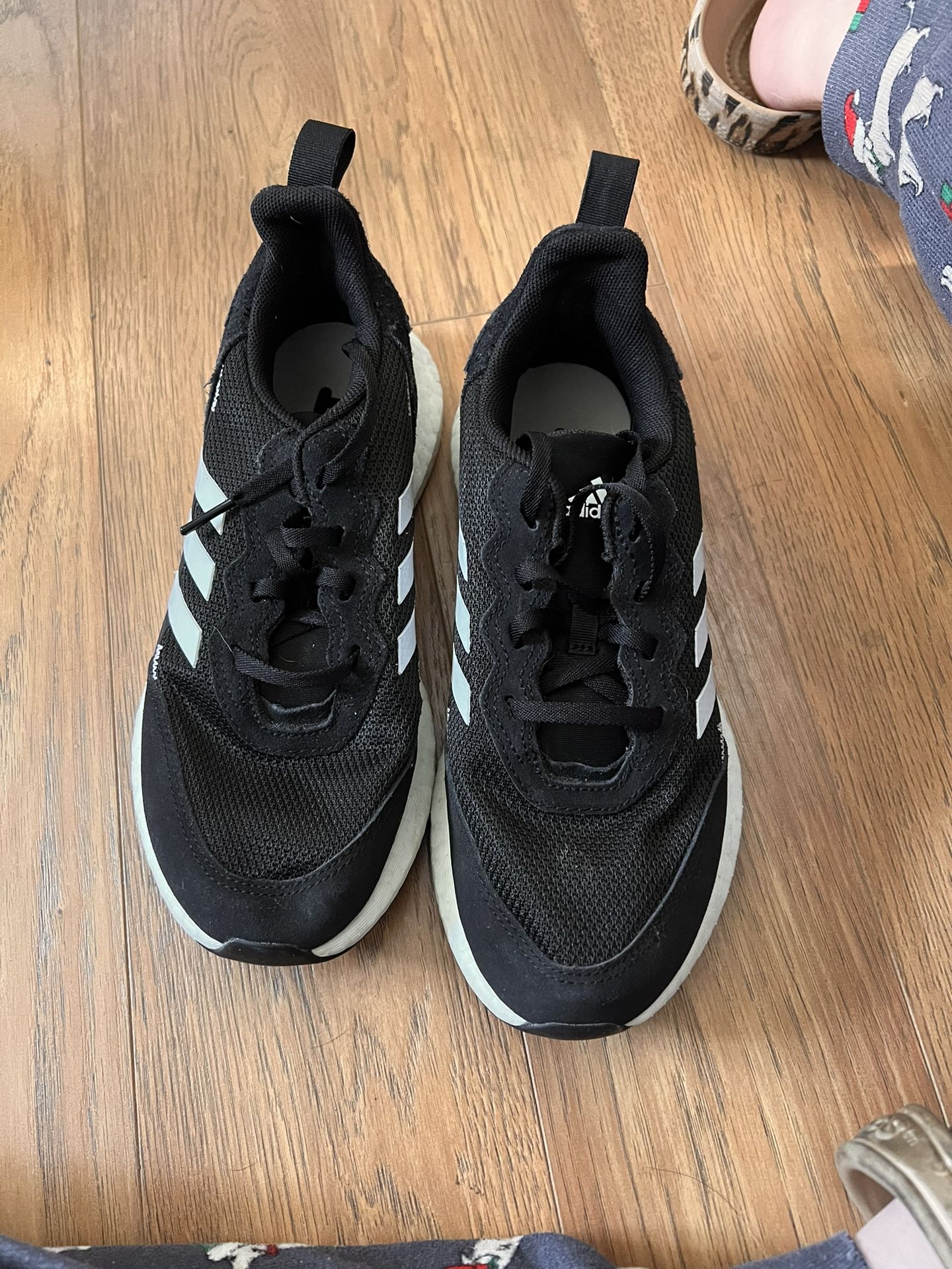 Adidas Boys Size 4 Boost Sneakers
