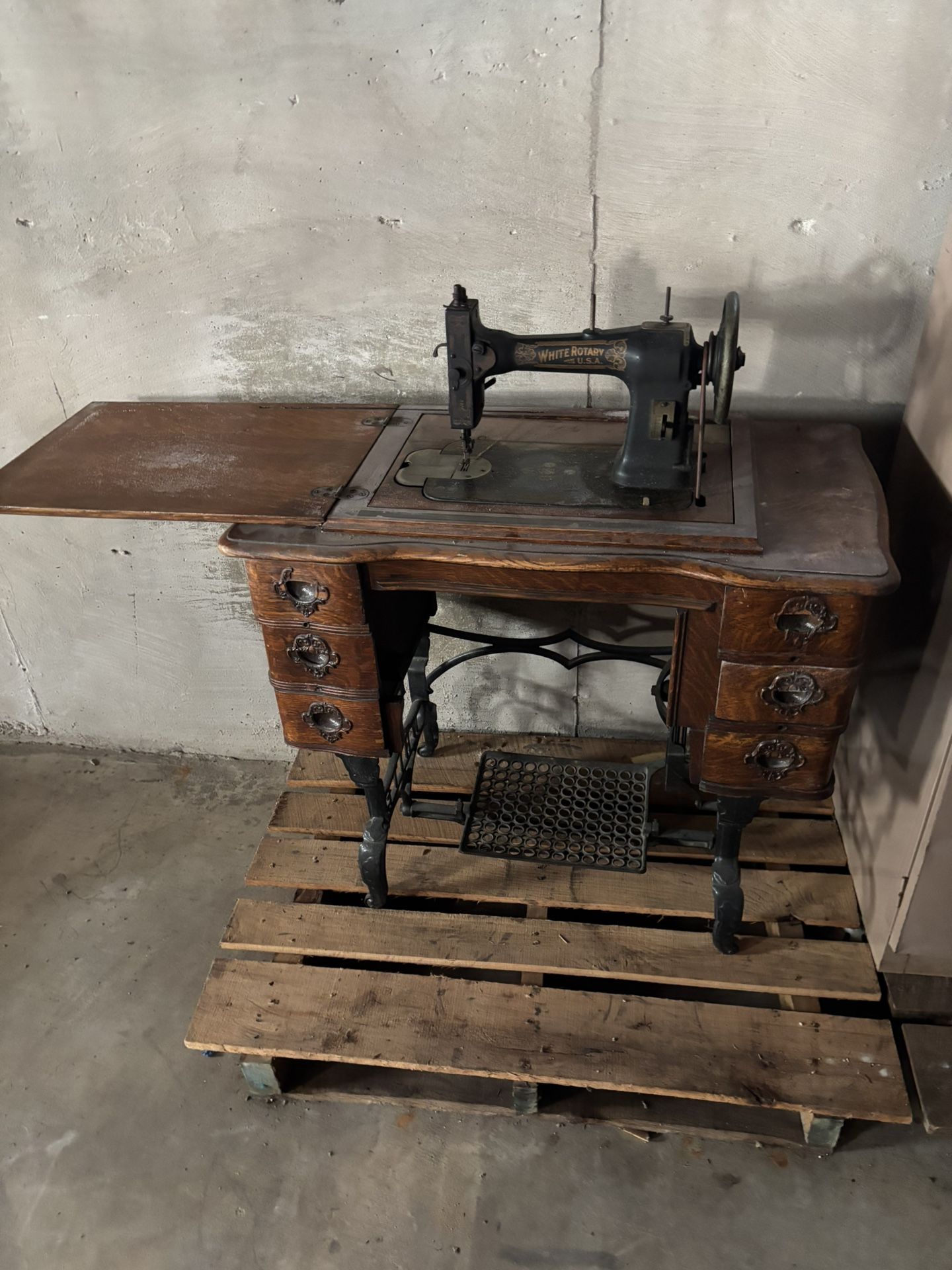 Antique White Rotary Sewing Machine In 6 Drawer Cabinet