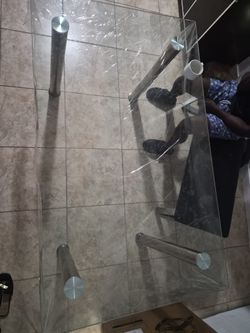Glass dining table 4/6