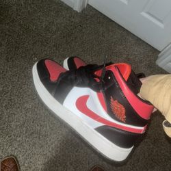 Air Jordan 1 Mid "Bred Toe"