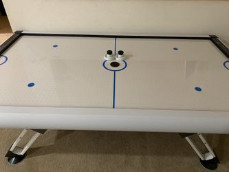 Air hockey table