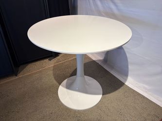 BLUEGROUND 31.5″ Sturdy White Tulip Table