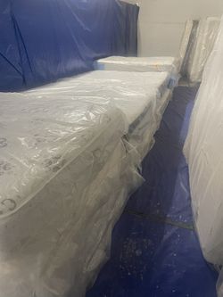 King and queen, liquidation pillow, top and memory foam. Everything must go this week. I can also deliver.