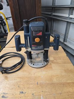 Bosch 1613EVS Plunge Router