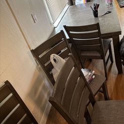 Kitchen Table An Chairs(6)