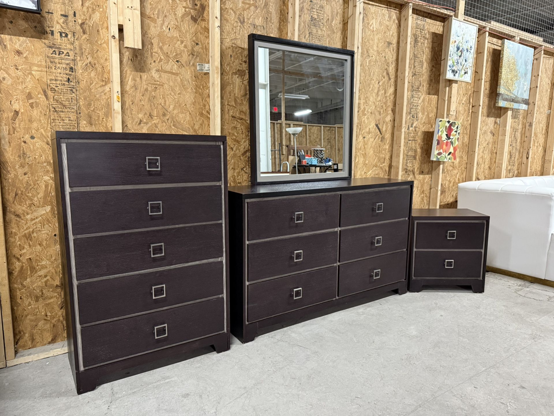 Very Nice 4 Piece Dresser Set W/Mirror - Delivery Available!