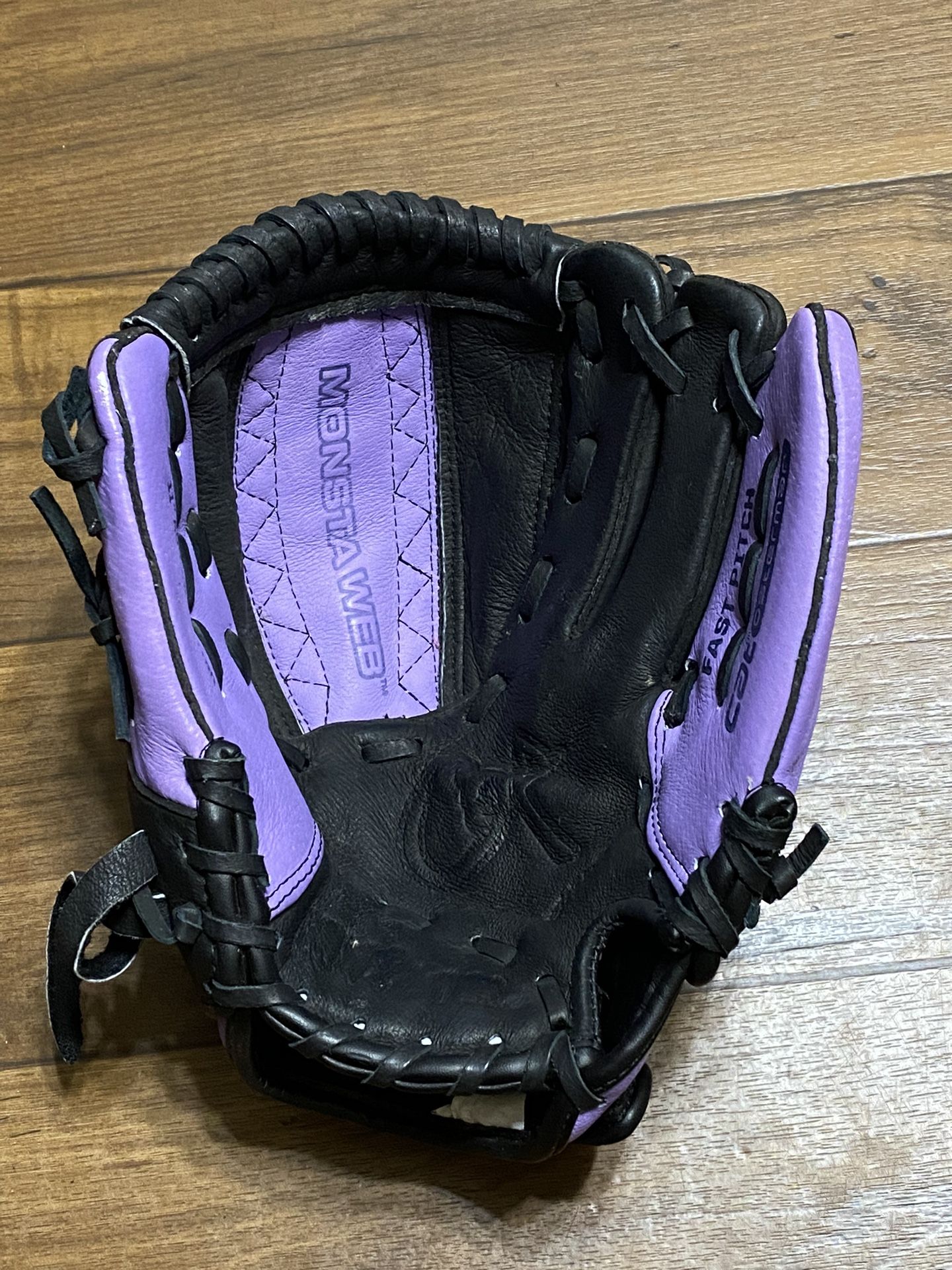 Wilson A440 FAST PITCH Softball Glove 11” RHT 