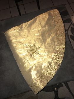 Gold tree skirt