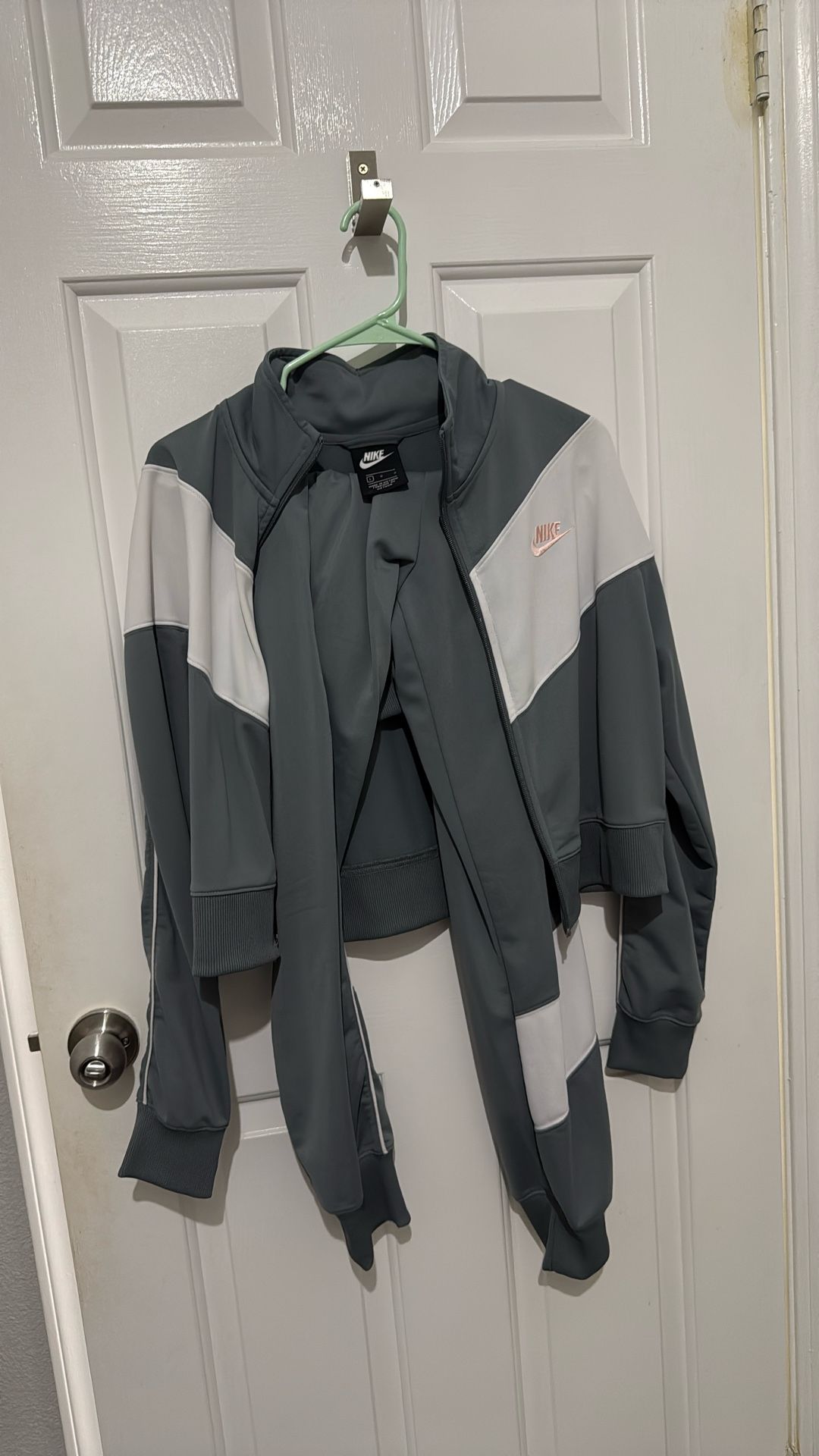 Nike Women Set Size Large Sweater Pants Size Small