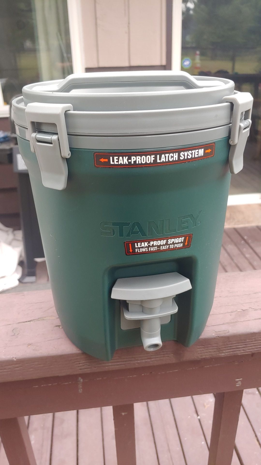 Leak-Proof water cooler with spigot and pump