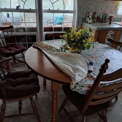 Round Dinning Table And Chairs