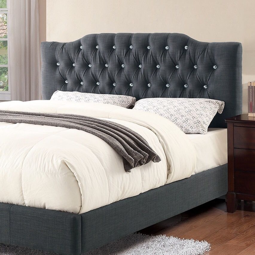 Grey queen upholstered bed 🎈🎈🎈🚚