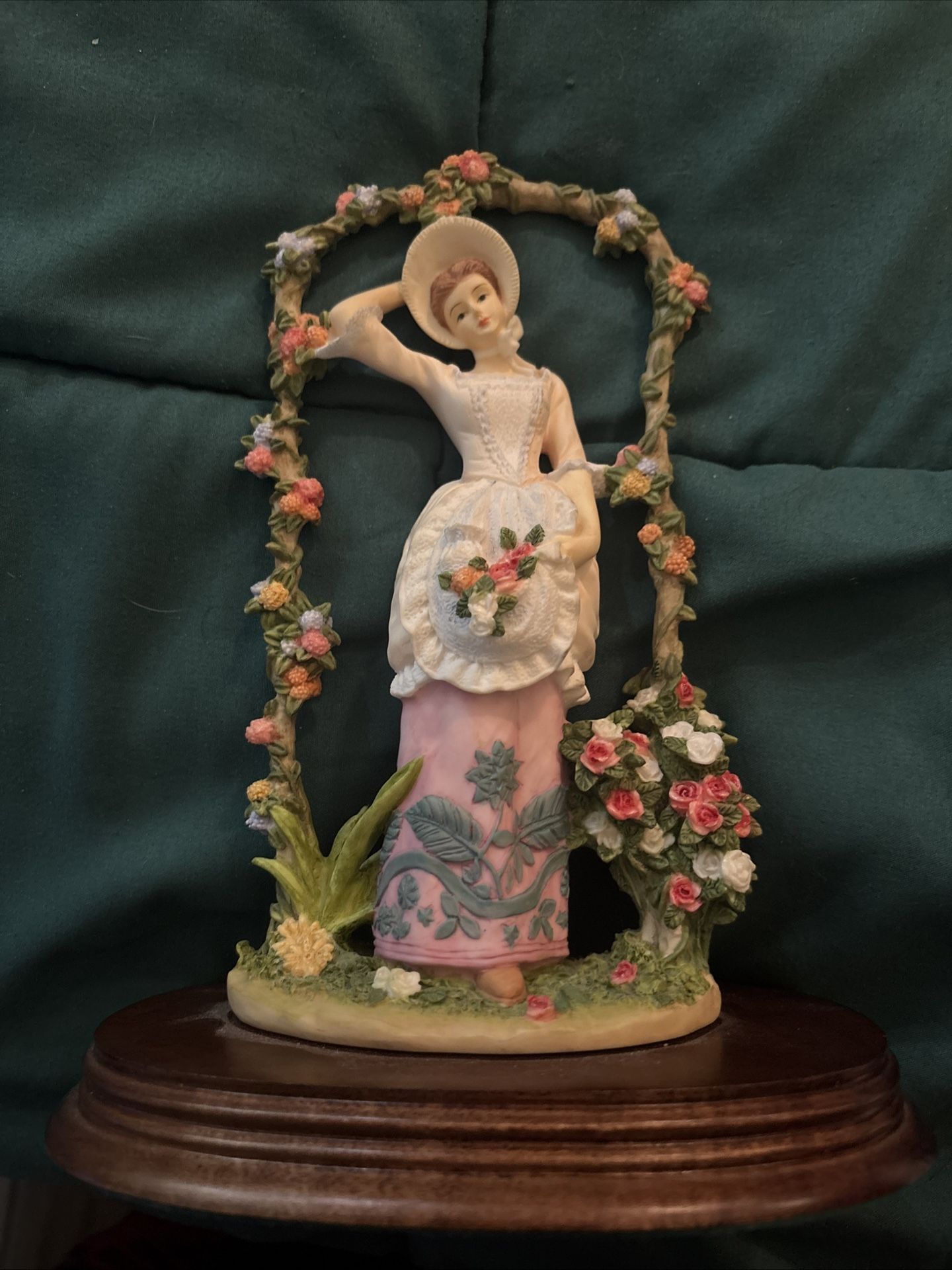 Vintage The Leonardo Collection Figurine The Flower Garden 1991. 23cm / 9" Tall