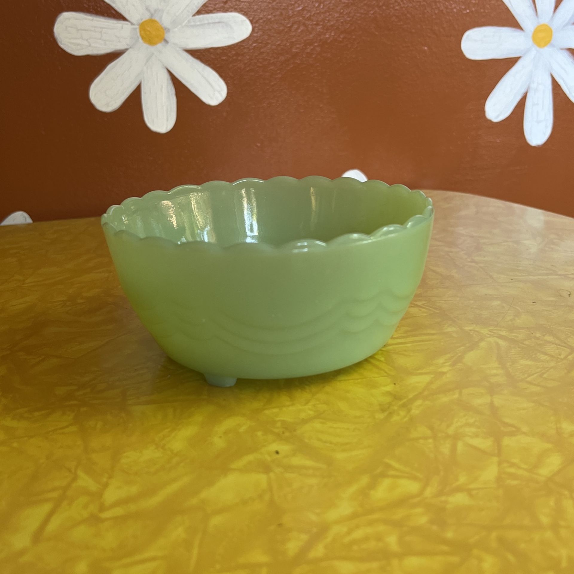 RARE VINTAGE 1940's FIRE KING JADEITE SCALLOPED EDGE FOOTED CANDY BOWL 5-1/4"