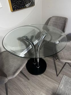 glass table with 4 chairs