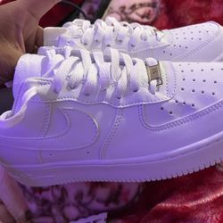 ALMOST BRAND NEW AF1 , SIZE 8