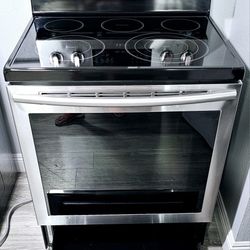 Like New! SAMSUNG electric stove, 30", excellent condition, 220 volts, 5 elements. Works perfectly; you are welcome to come and see it plugged in and 