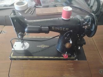 Vintage singer sewing machine works Great!