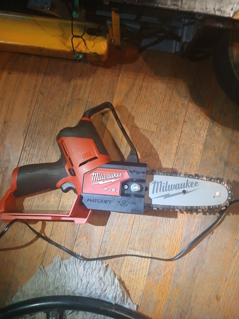 MilwaukeeM12 FUEL 6 in. 12V Lithium-Ion Brushless Electric Cordless Battery Pruning Saw HATCHET (TOOL ONLY)