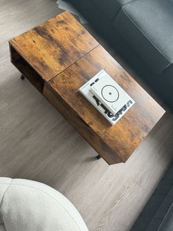 Lift-Top Coffee Table with Hidden Storage – Excellent Condition