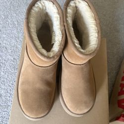 Big kids 6 Ugg Mini Platform Boot