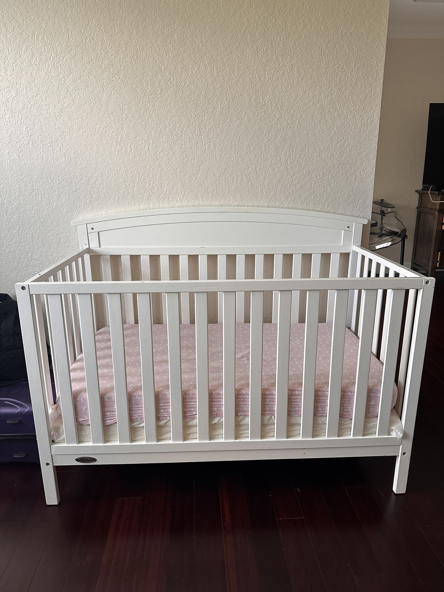 🍼 White Baby Crib – Sturdy, Well-Used, Priced to Sell 