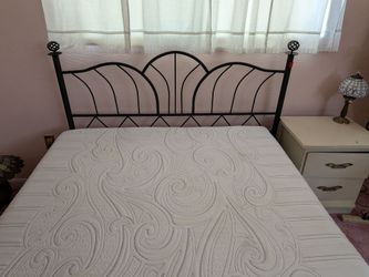 Like new Serta Adjustable Queen size bed