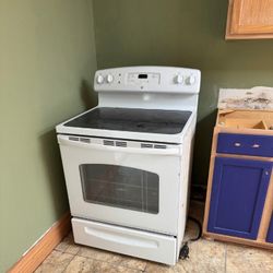 Nice GE® Freestanding Electric Range Stove w/ Oven!