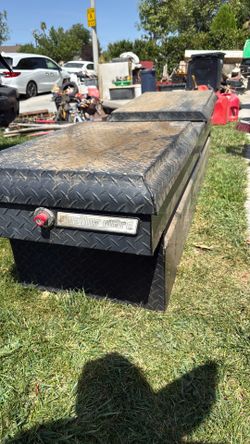 Truck bed box