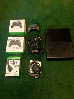 Xbox One w/ Head set & Paddle