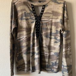 Windsor, Women’s Green Camo Lace Up Front Longsleeve V Neck Shirt, Size M