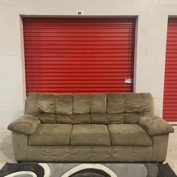 Great Condition Couch CAN DELIVER🚚