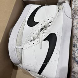 Nike Blazers Mid 77, Size 6 Youth (7.5 Women’s) Like New With Box
