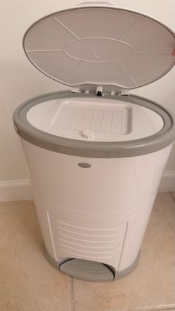 Dekor Diaper Pail – Excellent Condition Clean and works perfectly. Great for nursery/baby room.