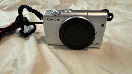 Canon EOS M200 Mirrorless Camera Kit – 2 Lenses + 3 Batteries + Charger + BR‑E1 Remote (Excellent Condition)