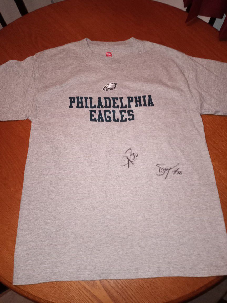 Signed Eagles Grey Tee Shirt Size Medium (Signed By Eagles Mascot Swoop #00 &#30 
