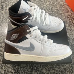 Jordan 1 Mid SE (GS, Size 5.5Y)