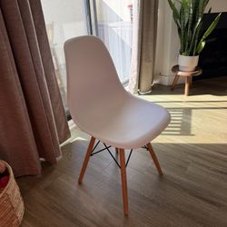 Mid-century modern Eames-style dining chairs, set of 4