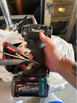 Makita xgt 40v max battery and drill