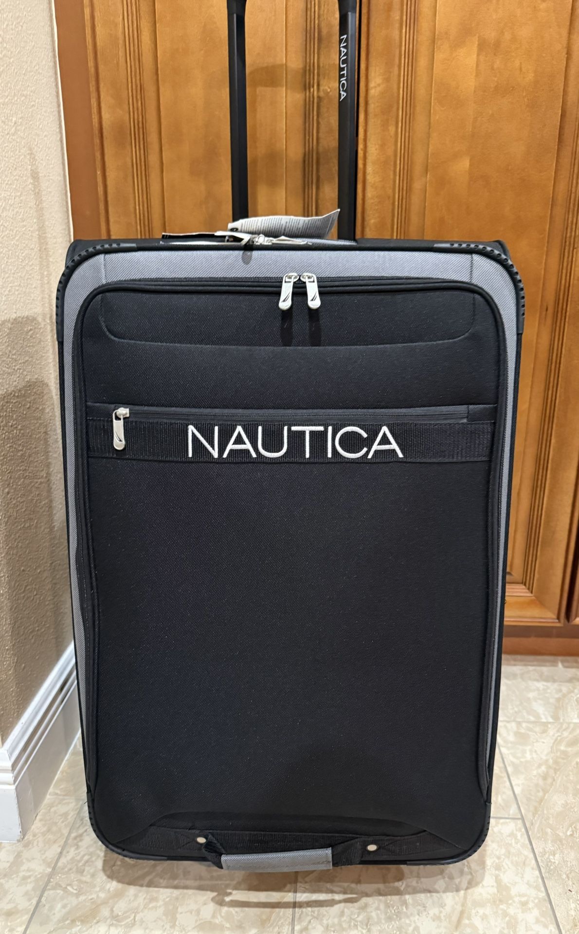 NAUTICA Hayes point 28" expandable luggage in Black/Grey