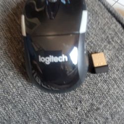 Raton Logitech  Inalanbrico En Perfectas Condiciones Travajando Bien Con Su USB 