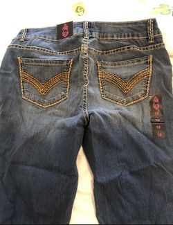 New Jeans with stitching at pockets