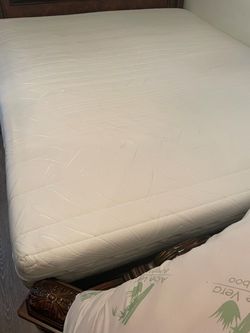 BEAUTIFUL  MEMORY FOAM MATTRESS  66 inches x 76 inches CLEAN GOOD CONDITION $65