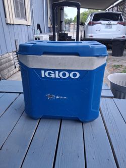 hilera  Wheeled Hard-Sided Ice Chest